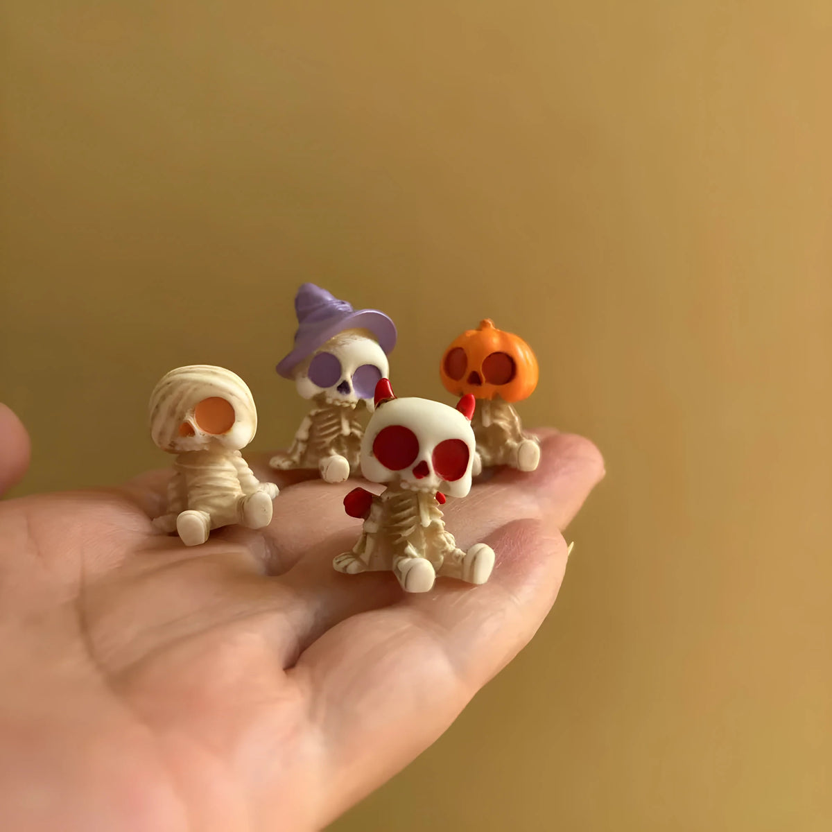 Mini figuras de Halloween en la palma de la mano