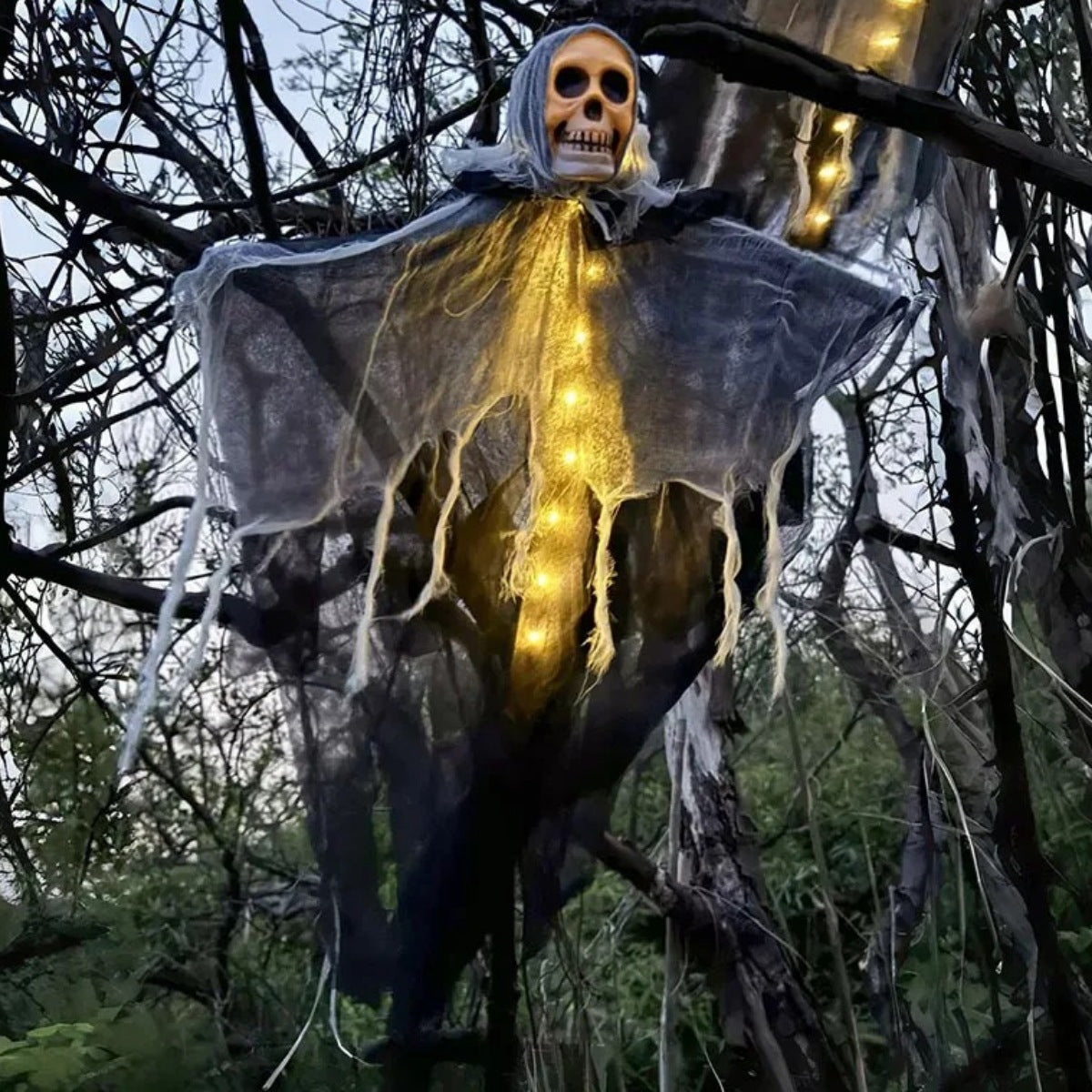 Fantasma colgante con calavera luminosa